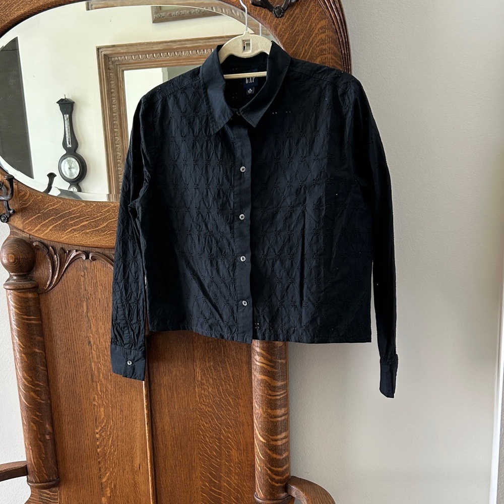 Gap crop black eyelet top. Length 19”. Width 20”. Never worn